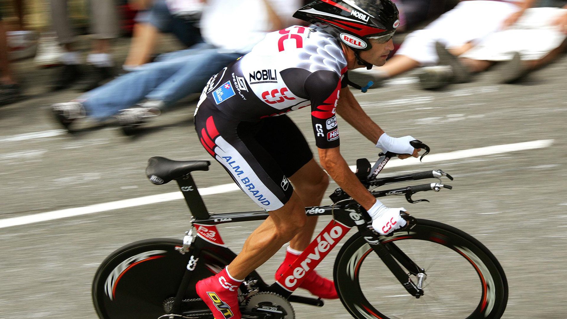 教练鼓励年轻球员敢打敢拼，媒体点赞，一个教练训练球员的励志短片